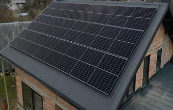 Saulės elektrinė ant stogo